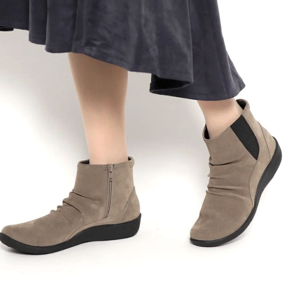 CLARKS CloudSteppers Sillian Ankle tan round toe flat zip up comfort boots 9